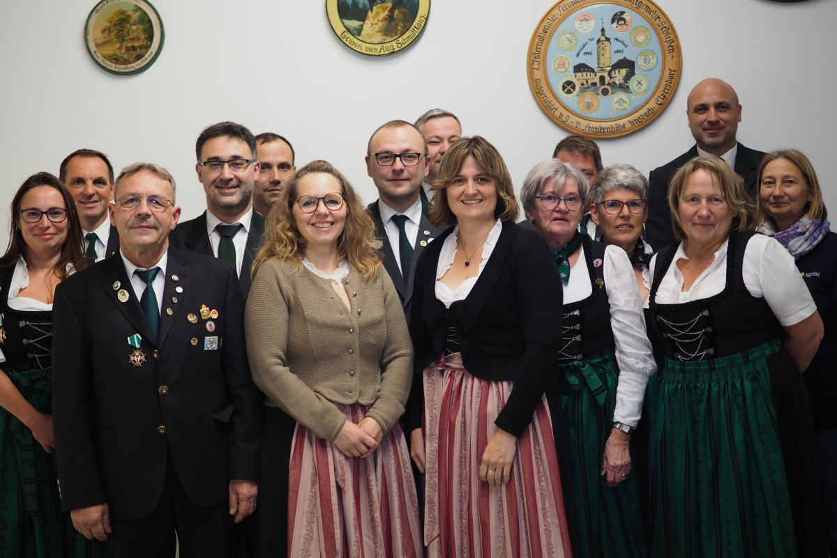 Die geehrten Gesellschaftsmitglieder mit dem neu gewähltem Schützenmeisteramt und Ausschuss. Diese sind von links nach rechts: Barbara Waltenberger, Andreas Rösch, Jürgen Stolz, 2. SM Manuel Hattler, Oliver Metzner, Britta Strunz, 1. SM Stefan Böbel, Andreas Simon, Martina Wein, Edeltraud Würth, Brigitte Loy-Hanke, Getraud Wiedemann-Faber, Florian Wein, Grit Lexow