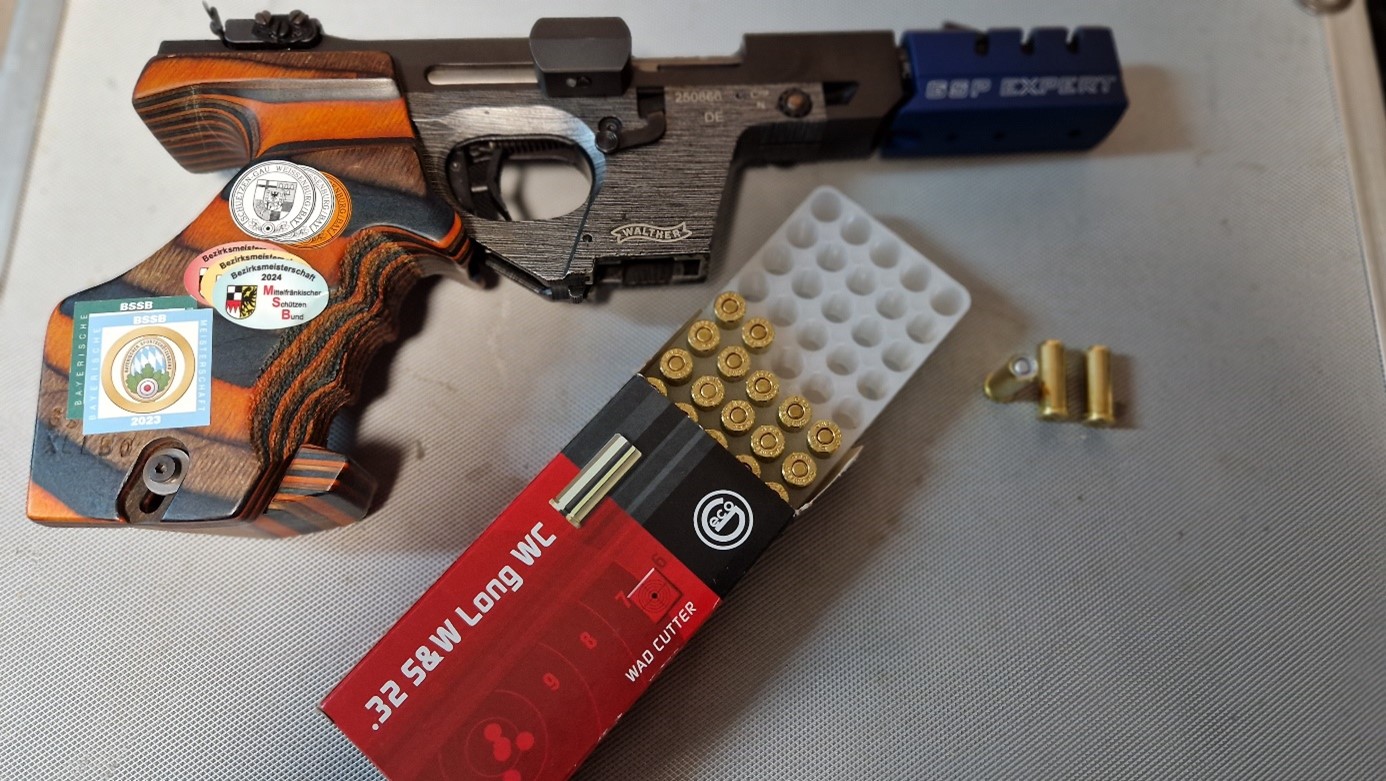Zentralfeuerpistole (Kaliber .32 S&W Long) sowie zugehörige Munition Zentralfeuerpistole (Kaliber .32 S&W Long) sowie zugehörige Munition